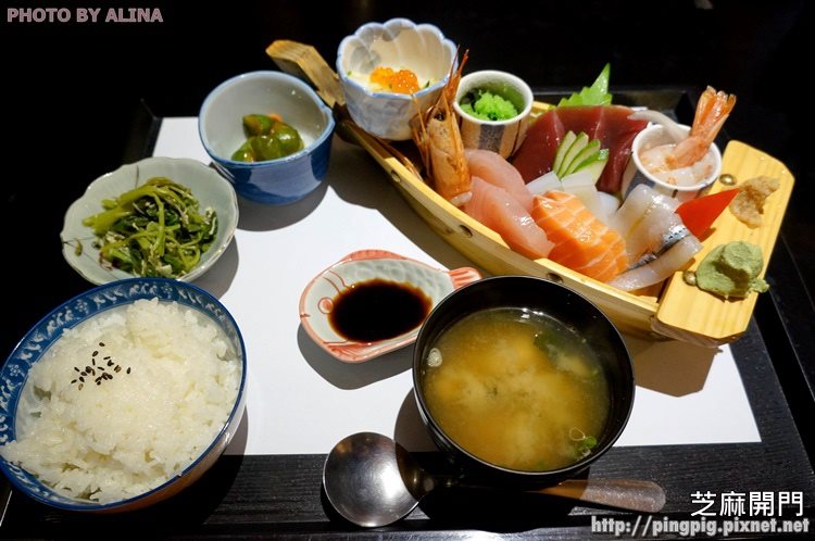 花蓮芝麻開門日式料理 用船裝的整咖生魚片刺身定食