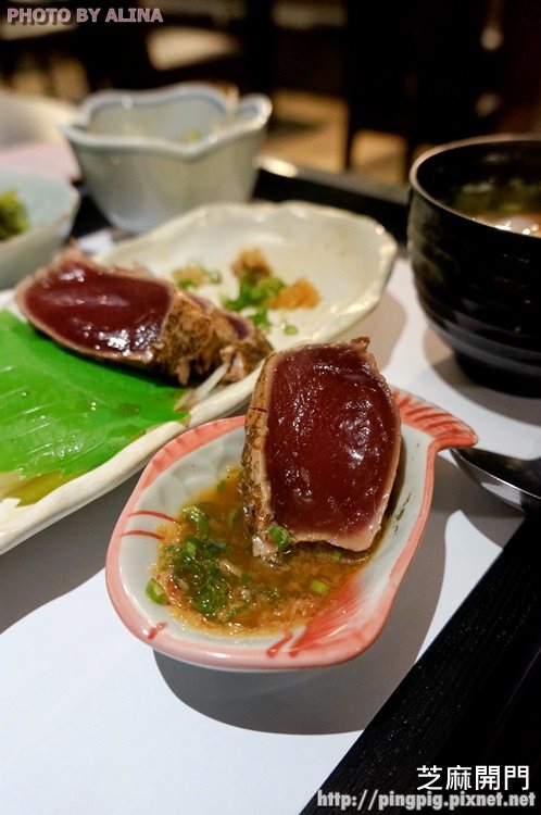 花蓮芝麻開門日式料理 用船裝的整咖生魚片刺身定食