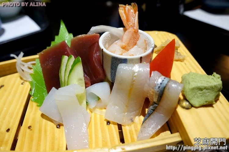 花蓮芝麻開門日式料理 用船裝的整咖生魚片刺身定食