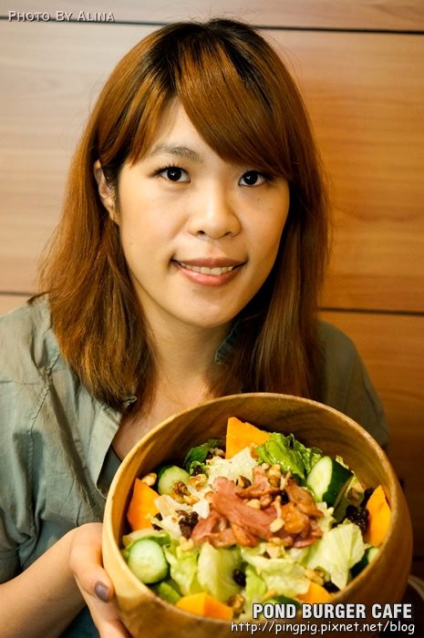 台北 POND BURGER CAFE 早午餐木盆沙拉配骰子牛漢堡