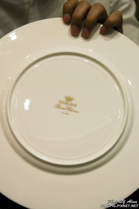 餐盤的部分用的是NARUNI瓷器出品