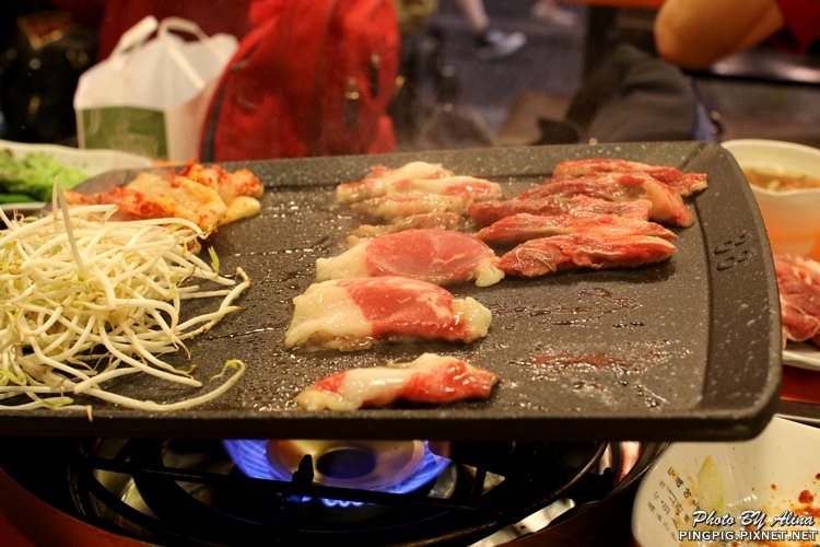 【首爾美食】明洞肉統領韓式烤肉｜黑豬肉.韓牛烤肉與年糕結合