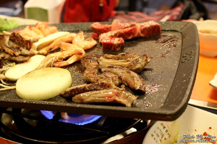 【首爾美食】明洞肉統領韓式烤肉｜黑豬肉.韓牛烤肉與年糕結合