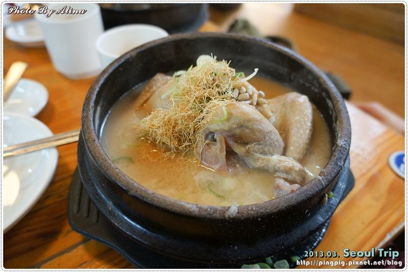 【首爾美食】景福宮 土俗村蔘雞湯 一隻雞躺在鍋裡的韓國美食