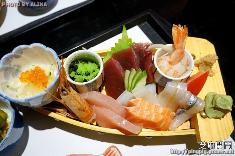 花蓮芝麻開門日式料理 用船裝的整咖生魚片刺身定食