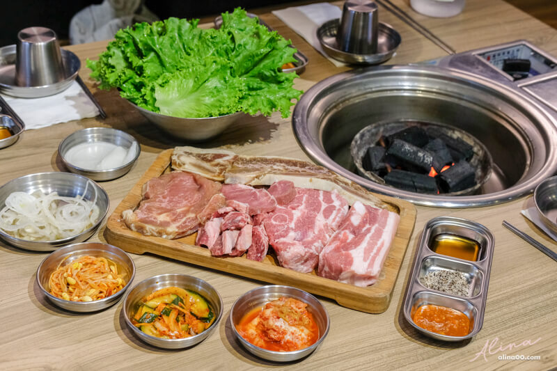 【台北美食】台韓民國 東區韓式烤肉 牛豬烤肉拼盤+韓式豬血腸