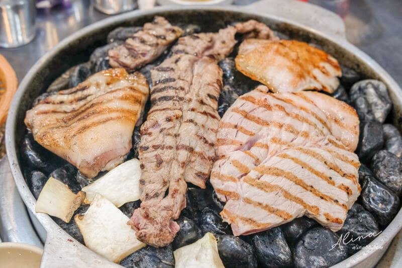 【首爾美食】小豬存錢筒 烤肉店｜弘大石頭烤肉附中文菜單