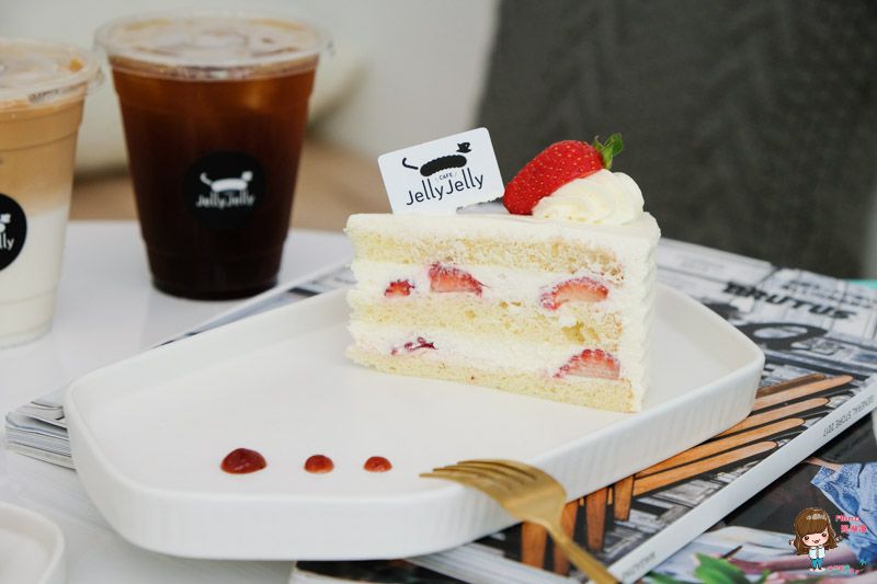 雪白草莓蛋糕